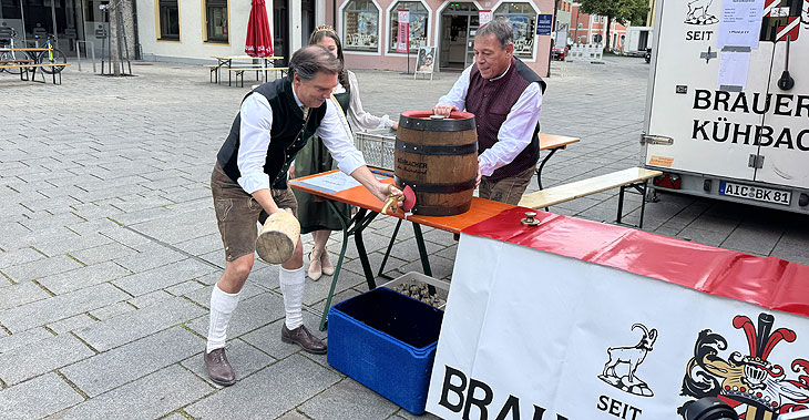 Freibier-Anstich zum Auftakt beim Traditionellen Spargelfest Schrobenhausen am 24.05.2025 durch Brauerei Kühbach-Chef Umberto Freiherr von Beck-Peccoz (©Foto: Martin Schmitz) 